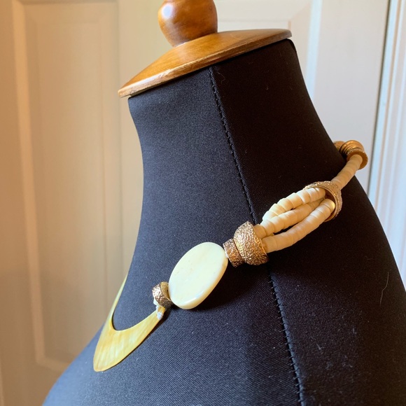 MOTHER OF PEARL AND CARVED BONE NECKLACE - Picture 2 of 8